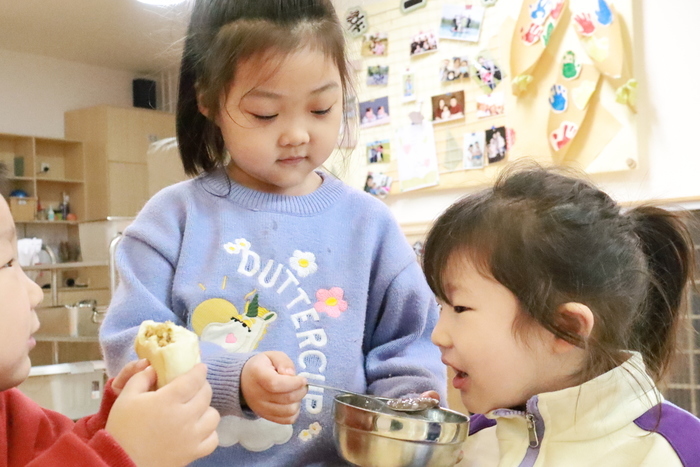 历东花园幼儿园的孩子们这样学雷锋