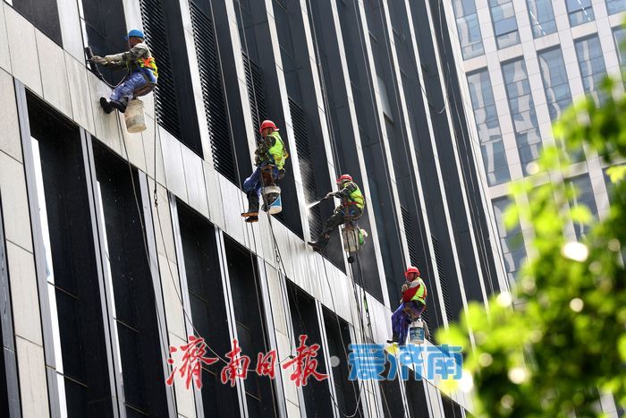 城市高空“蜘蛛人”：悬于百米之上，擦亮城市与人生