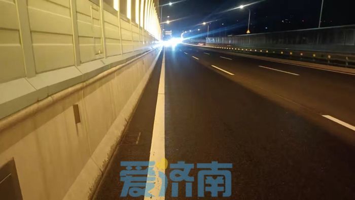 夜幕下，他们为济南高架路“洗刷刷”