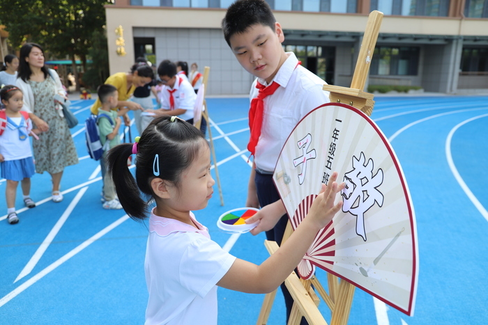 当开学遇上35周年校庆！历下区燕山小学为一年级新生举行“跨越