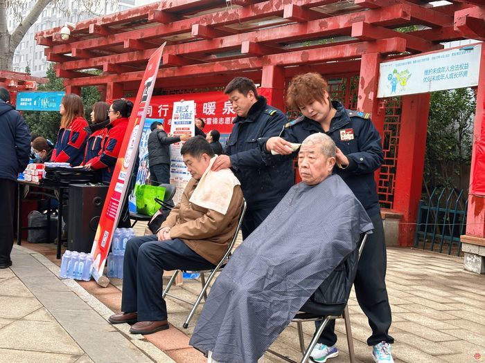 志愿同行 温暖泉城——济南市“雷锋精神伴我行 公交服务进社区”活动举行