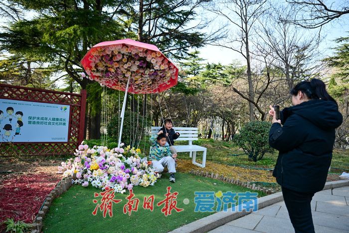 济南百花公园春意盎然，花朝盛会正当时