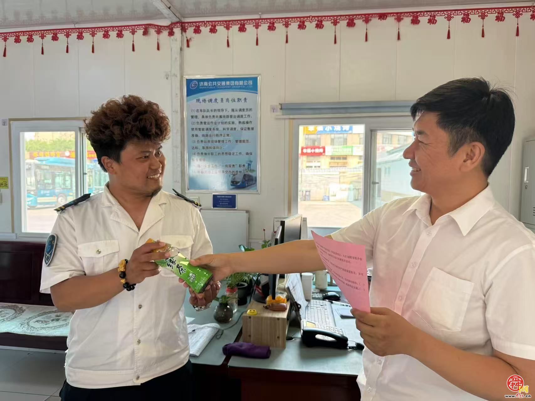 济南公交南部公司二队粽香情浓迎端午