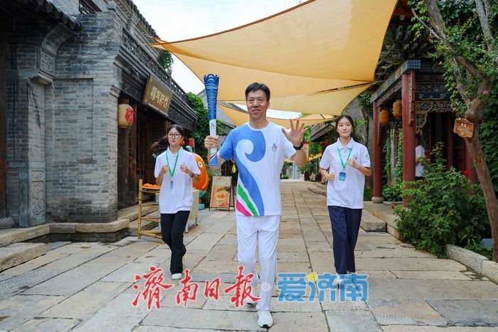 “泉炬”燃情 百泉共涌 2025济南国际泉水节“泉炬”传递活动章丘站接棒