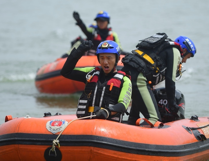 济南消防开展水域救援演练