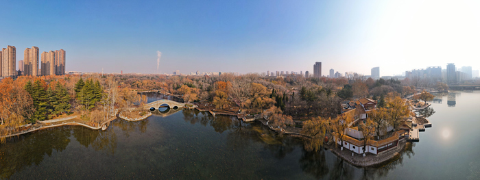 冬日红石映暖阳