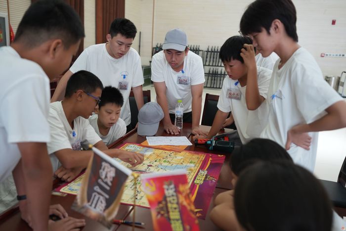 “爱我国防”军事体验活动第二期第二日纪实： 沙场砺兵锻铁骨 电磁战场练尖兵