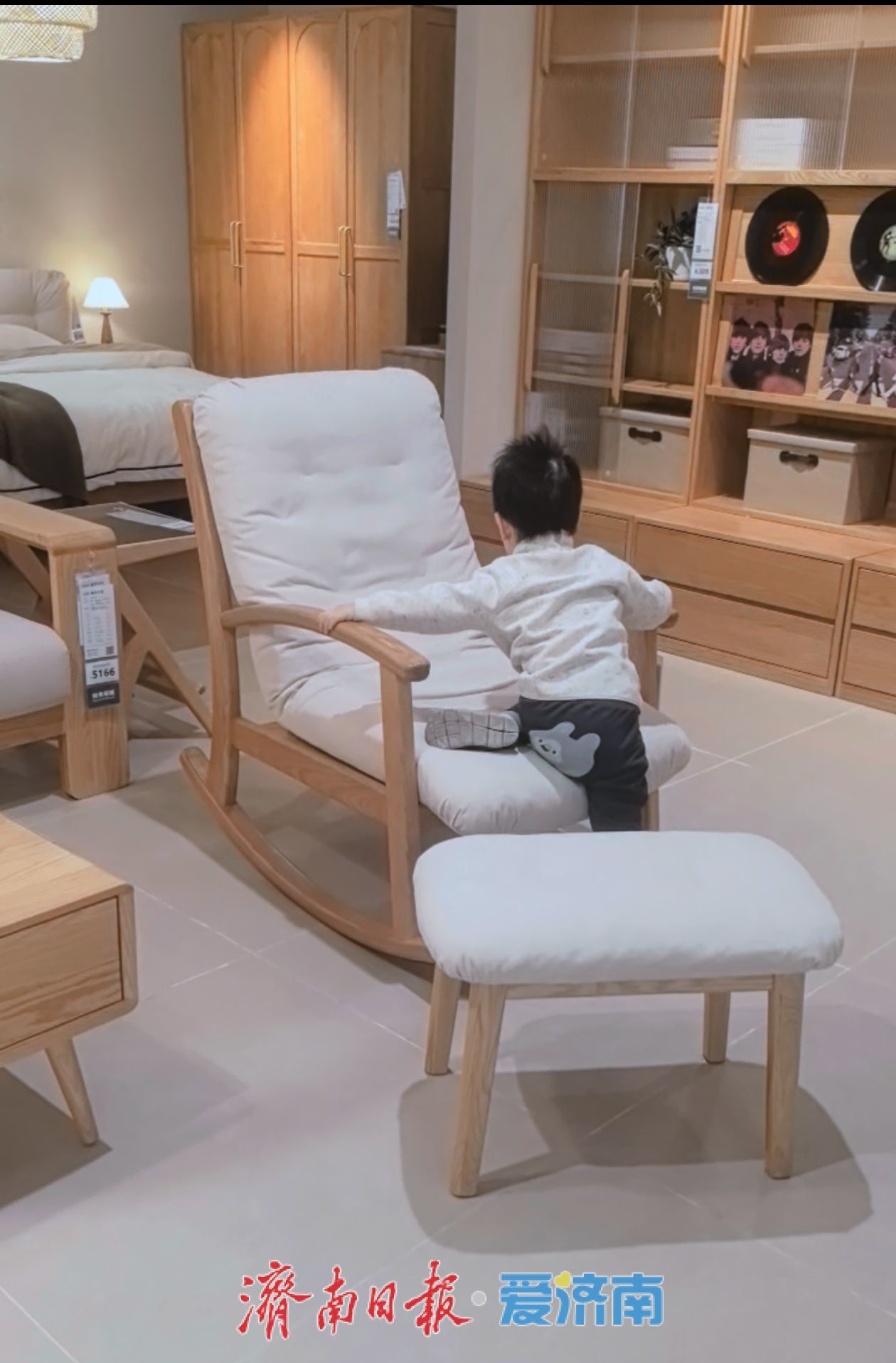 逛逛逛，买买买！ “五一”假期首日消费热力值拉满 烟火气与文化味齐飞