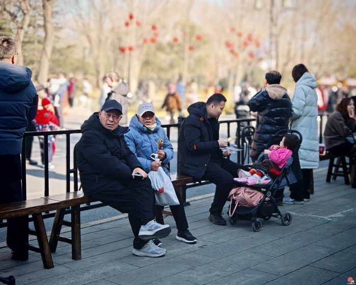 【网络中国节·春节】“泉”在济南过大年｜热乎的红糖姜茶、歇脚休息的长凳，明湖市集里的暖心细节有温度