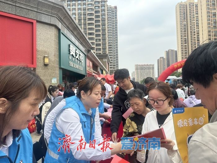 跨越小清河的“红墩墩”来了 济南小巷公交553路开通