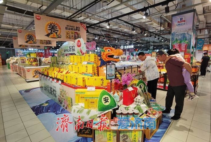 端午临近粽叶飘香，济南超市粽子热销