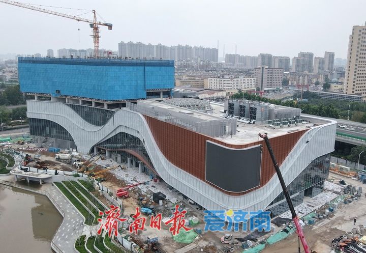 京东MALL济南首店项目进展顺利，外立面施工收尾