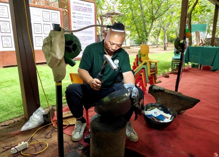 铁锤打了150年，济南章丘孙铁匠铺的敲打声依旧在响……