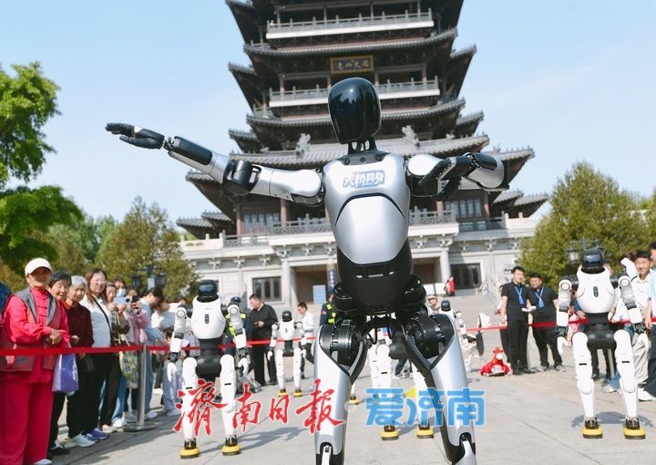 科技与泉水碰撞，“机器人舞团”燃爆大明湖畔
