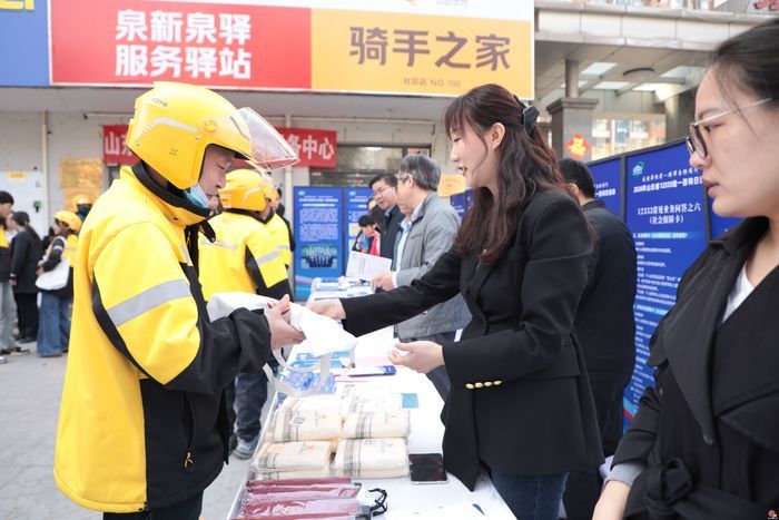 济南市人社局开展“人社服务大篷车”集成宣传服务活动  精准护航“奔跑者”权益