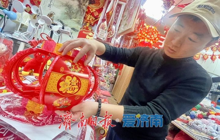 济南市场新年氛围渐浓 生肖饰品受青睐