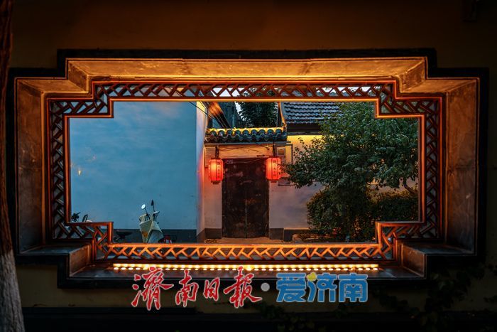 一年四季 泉在济南丨西更道街夜晚雕窗烛影，展现济南泉韵魅力