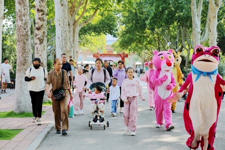 Jinan Zoo: Fantasy Cartoon Animals Surprise Parade Time