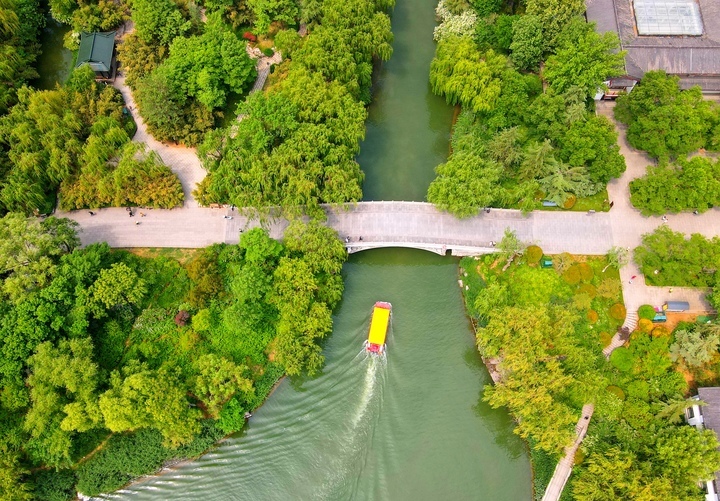 雨后初霁，泉城天蓝水碧景色宜人