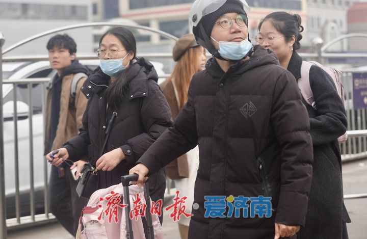 开学季来临 济南火车站返校学生与返乡旅客齐涌