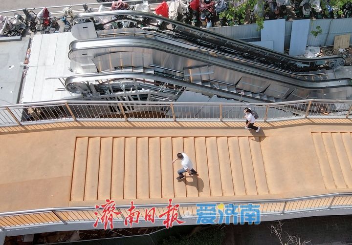 增设无障碍通行设施，经十路这座过街天桥将更“宜行”