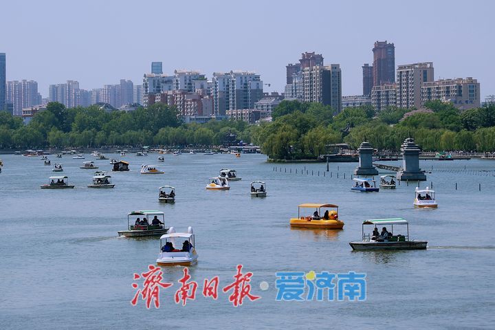 一年四季 泉在济南｜大明湖上演“千船竞发”盛景 五一文旅热潮澎湃涌动