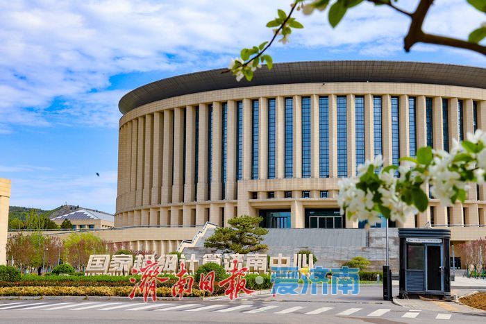 一年四季 泉在济南丨济南超算中心旁海棠盛放 东部科创走廊添春日诗意
