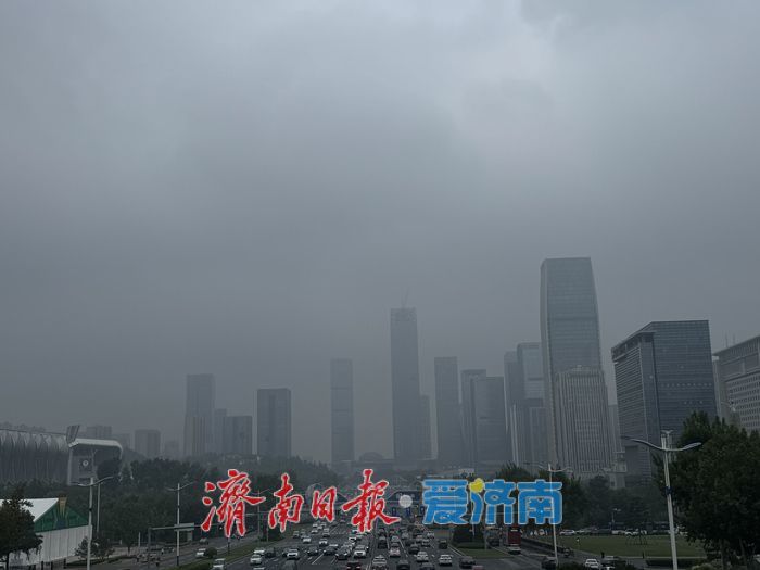 雨后雾笼泉城 济南中央商务区现朦胧之美