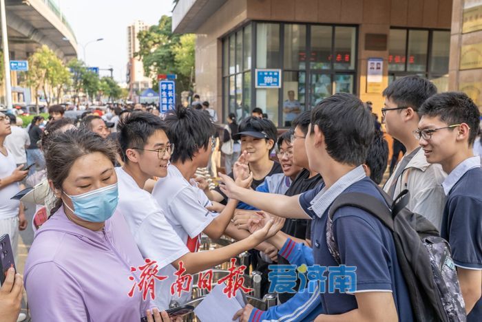 中考第二天结束，济南一中考点氛围暖意融融