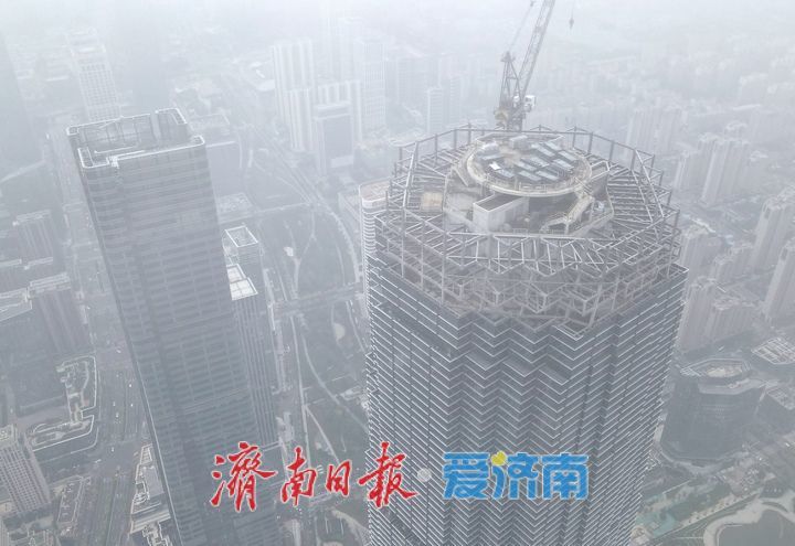 项目强省会｜792块单元体板块全部进场，济南“第一高”塔冠幕墙安装有序推进