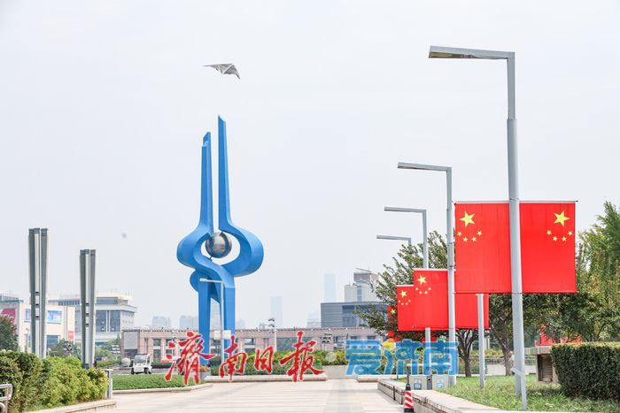 “中国红”装点泉城广场迎国庆