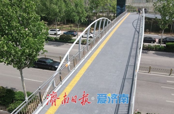 新建过街天桥完工，二环南路新添“空中走廊”