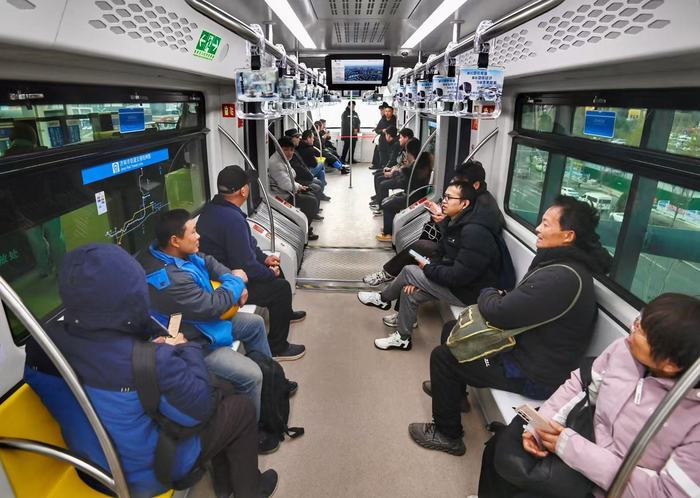 云巴通车首日记者实地探访 市民直呼“像坐观光车”