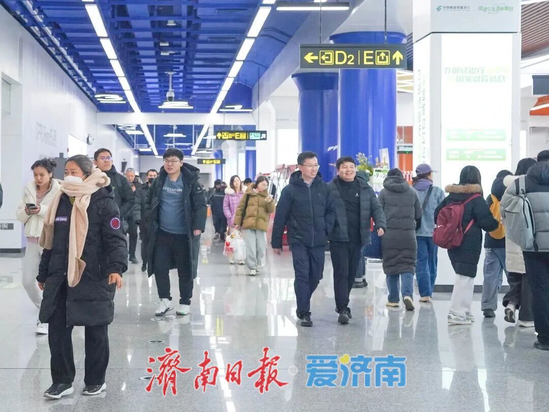 马踏祥云接春风 地铁站里年味浓