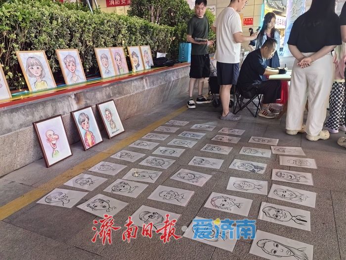 街头漫画师10分钟定格笑容