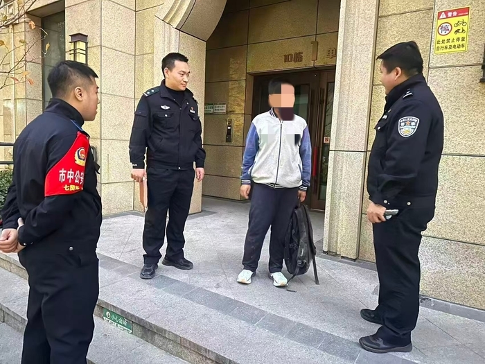 13岁男孩怕挨训躲到暖气管道间，民警10小时地毯式搜寻平安寻回