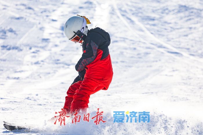 济南 “热雪” 沸腾！雪后滑雪场人气飙涨