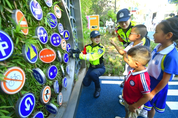 济南首座交通安全和残疾预防知识主题共建花园开园