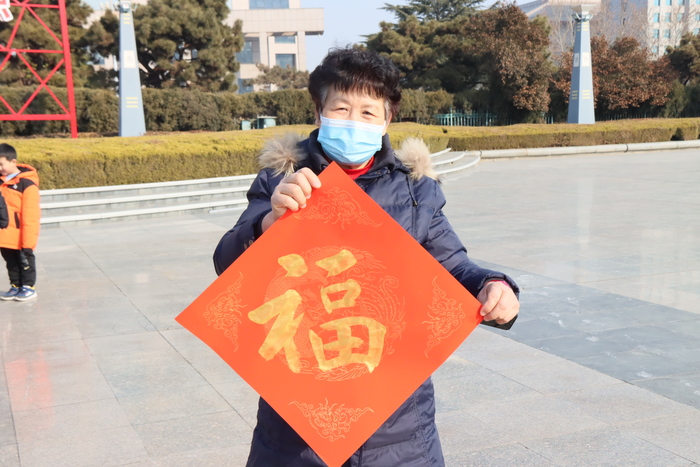 莱芜区小学生挥毫泼墨,为无私奉献的他们“送福”