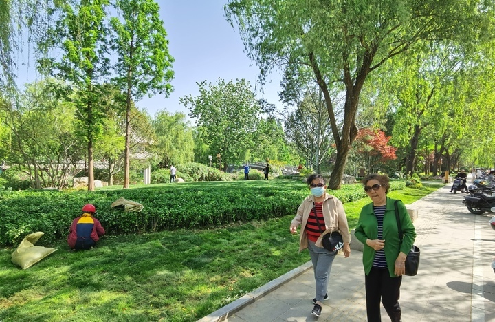 “泉”在济南过五一｜大明湖南岸改造显成效 人在画中游