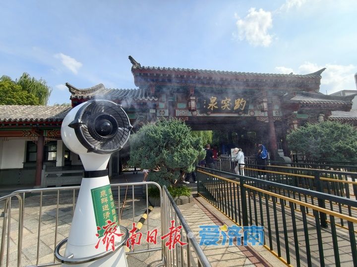 喷雾降温“神器”火力全开 清凉伴游客游园
