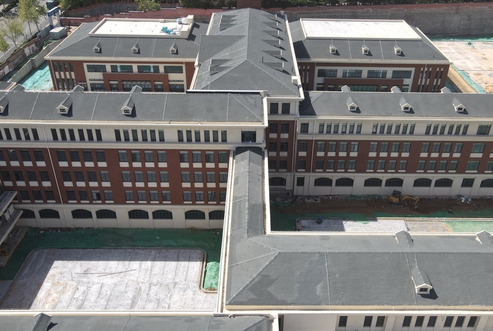 济南浆水泉路九年一贯制学校教学楼主体完工