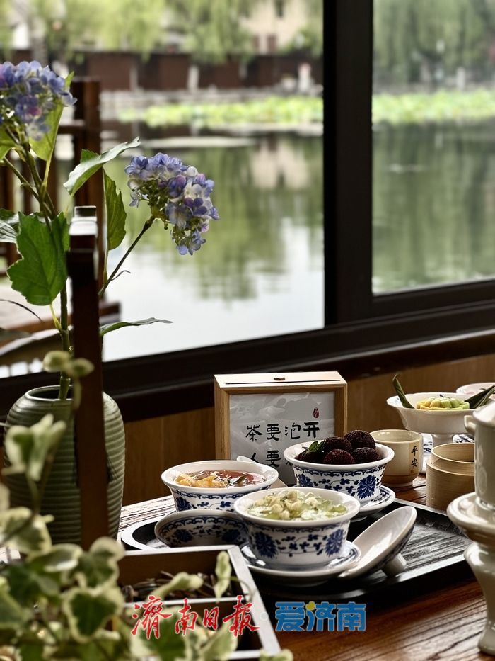 济南百花洲商业设施全新升级 湖面画舫、仿古木屋亮相