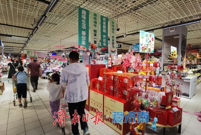 端午临近粽叶飘香，济南超市粽子热销