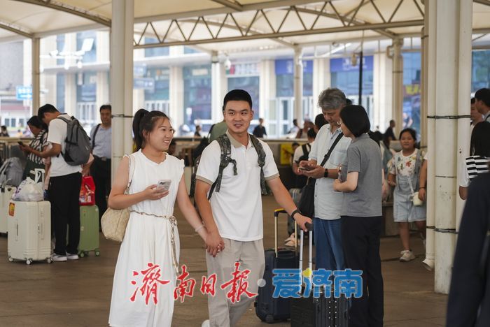 开学季撞上返程潮，济南火车站成“学生主场”