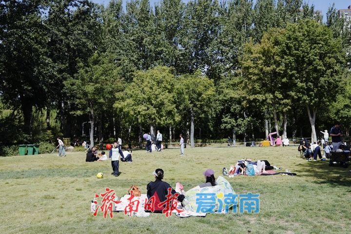 一年四季 泉在济南丨国庆游园享晴空 共享绿地休闲悦时光