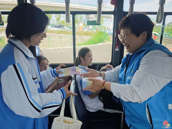 金榜题名乘梦出发 定制公交温情祝福——济南公交南部分公司开展高、中考毕业生“公交有礼”活动
