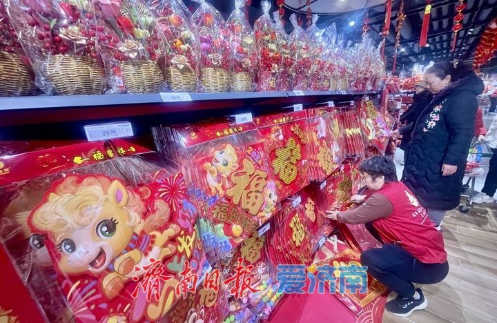 马年饰品热销 市民欢喜购年货