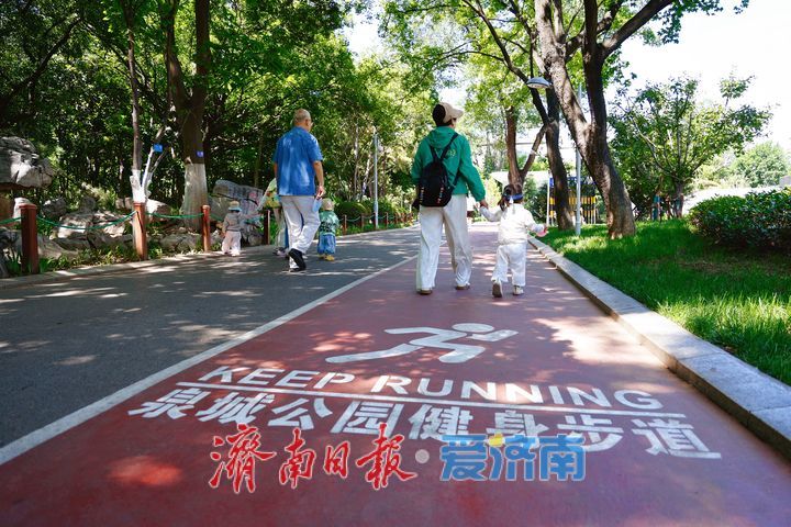 夏日游园正当时 满园清风入画来