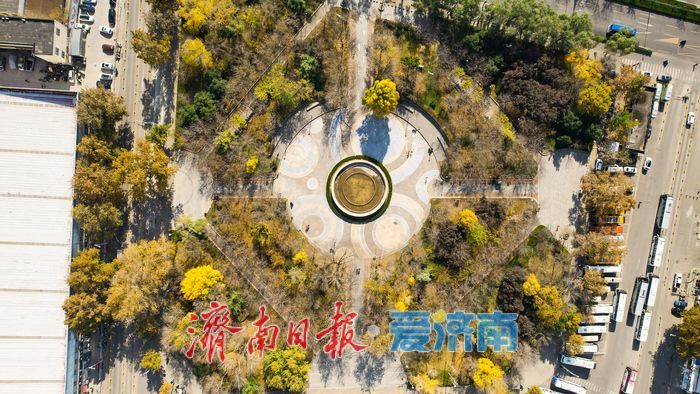 济南滨湖广场层林尽染披盛装